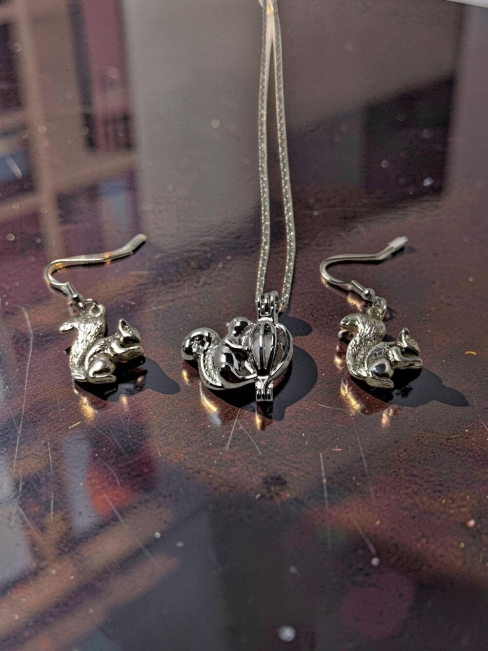 Vintage Womens Silver Tone Squirrel W/Nut Necklace And Squirrel Earrings